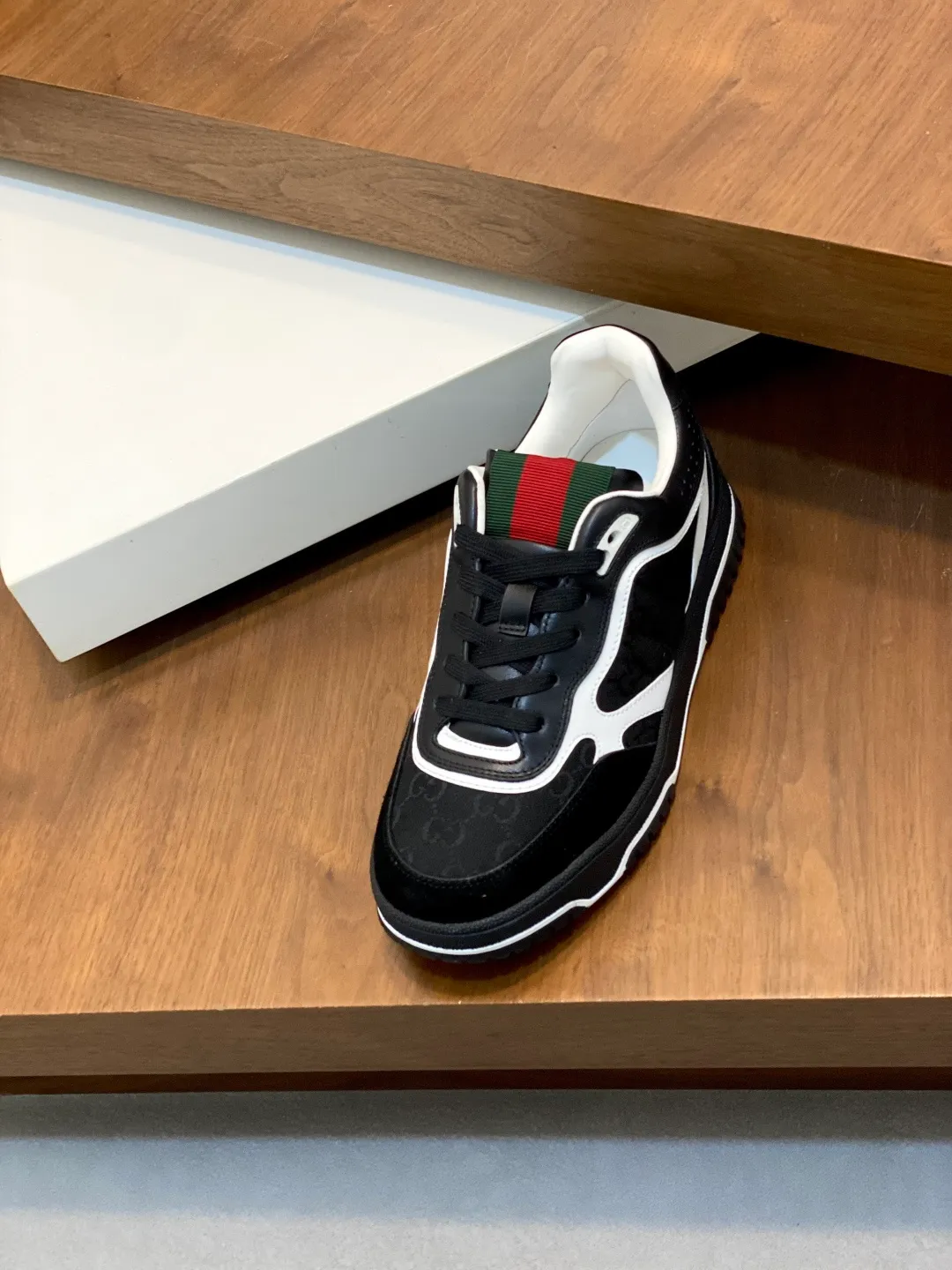 Men's Shoes 💰660 𝐆𝐮𝐜𝐜𝐢 𝐑𝐞-𝐖𝐞𝐛 As the first sneaker created by Sabato De Sarno for Gucci, the Re-Web series reinterprets the brand's classic stripes and sets off the modern silhouette design with bold and unique details. These shoes are crafted from white leather. This new sneaker is ingeniously decorated with many of the brand's classic details, and is equipped with a bright red and green webbing tongue, which will make people fall in love at first sight. White leather treated with a special process for softness and luster, with an embossed grainy texture. Script Gucci logo and interlocking G web label with Interlocking G and script Gucci logo. Rubber outsole with interlocking G detail eyelets. Web tongue. Size: 39-44 (customized for sizes 38 and 45)